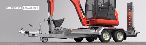 Brian James Digger Plant: rimorchio plant trailer con miniescavatore caricato, pianale ribassato e rampe basse.