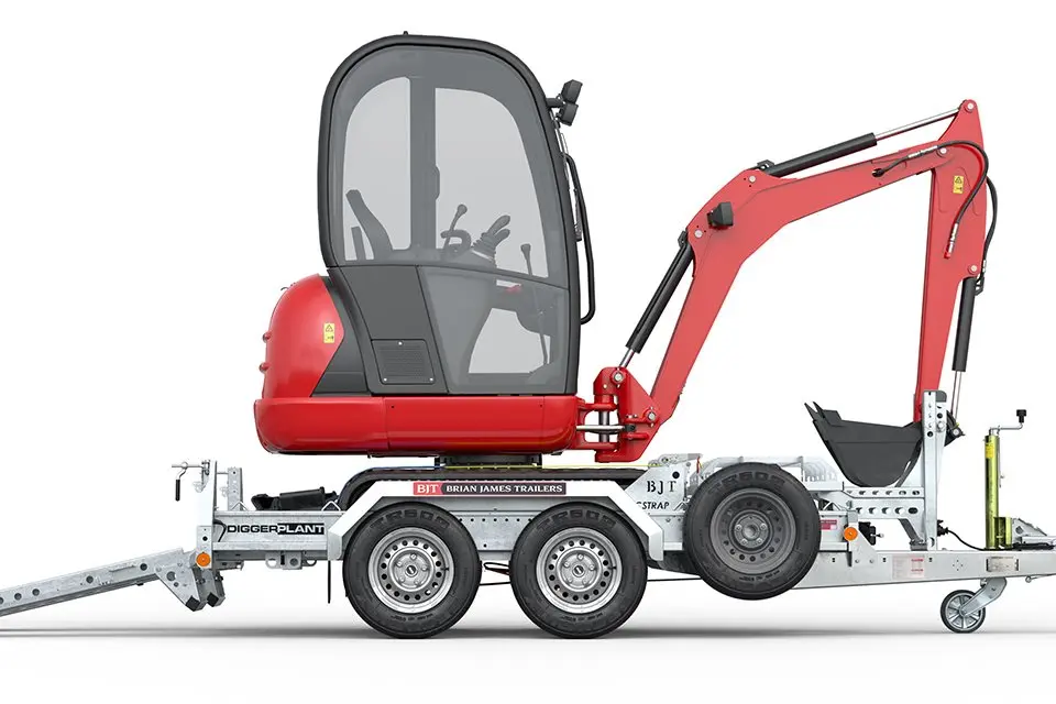 Vista laterale del Brian James Digger Plant con miniescavatore da 2,7 t a bordo