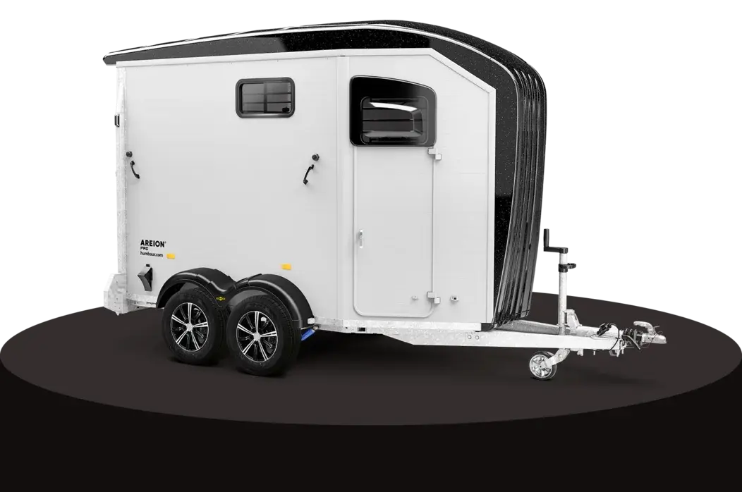 Humbaur Areion Pro, vista tre quarti anteriore con tetto in vetroresina nero