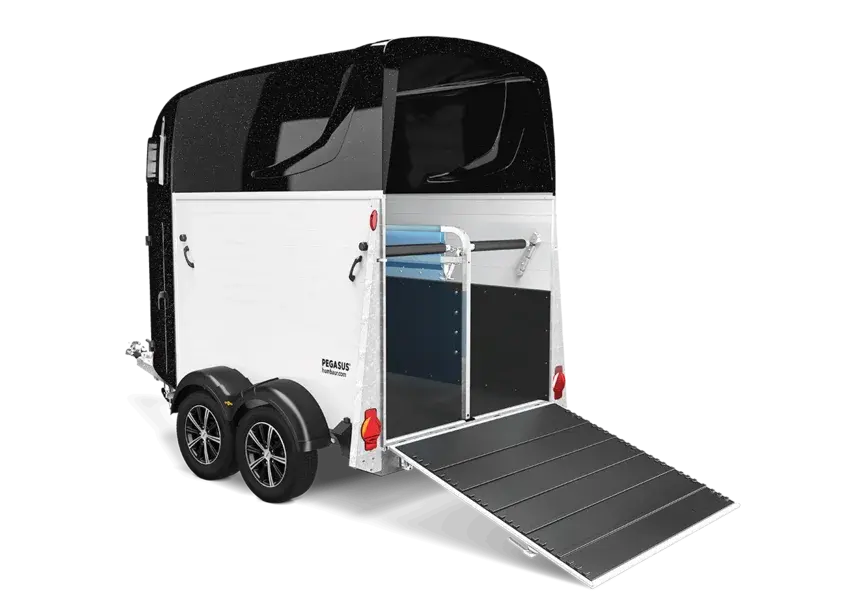 Interno dello stallo del Humbaur Pegasus con volumetria EquiSpace da 2.370 mm