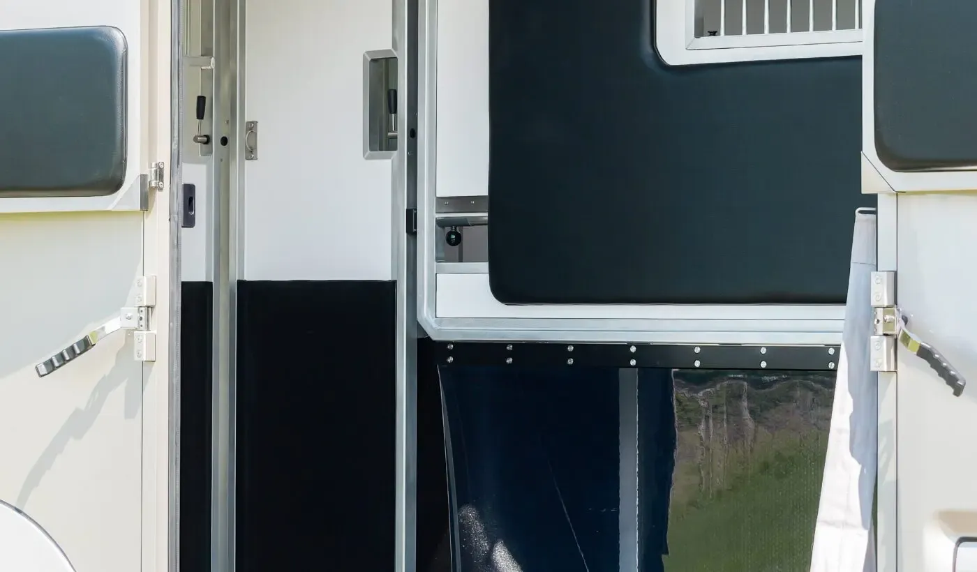 Allestimento Stallion Layout Van AKX con divisorio rinforzato per stalloni
