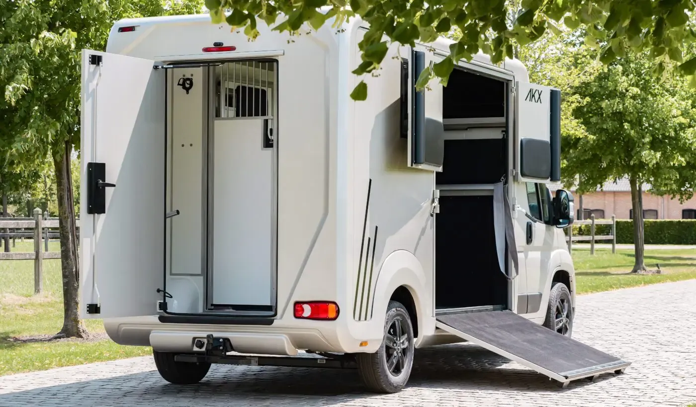 Ampio vano selleria posteriore con portaselle e ganci per attrezzatura equestre