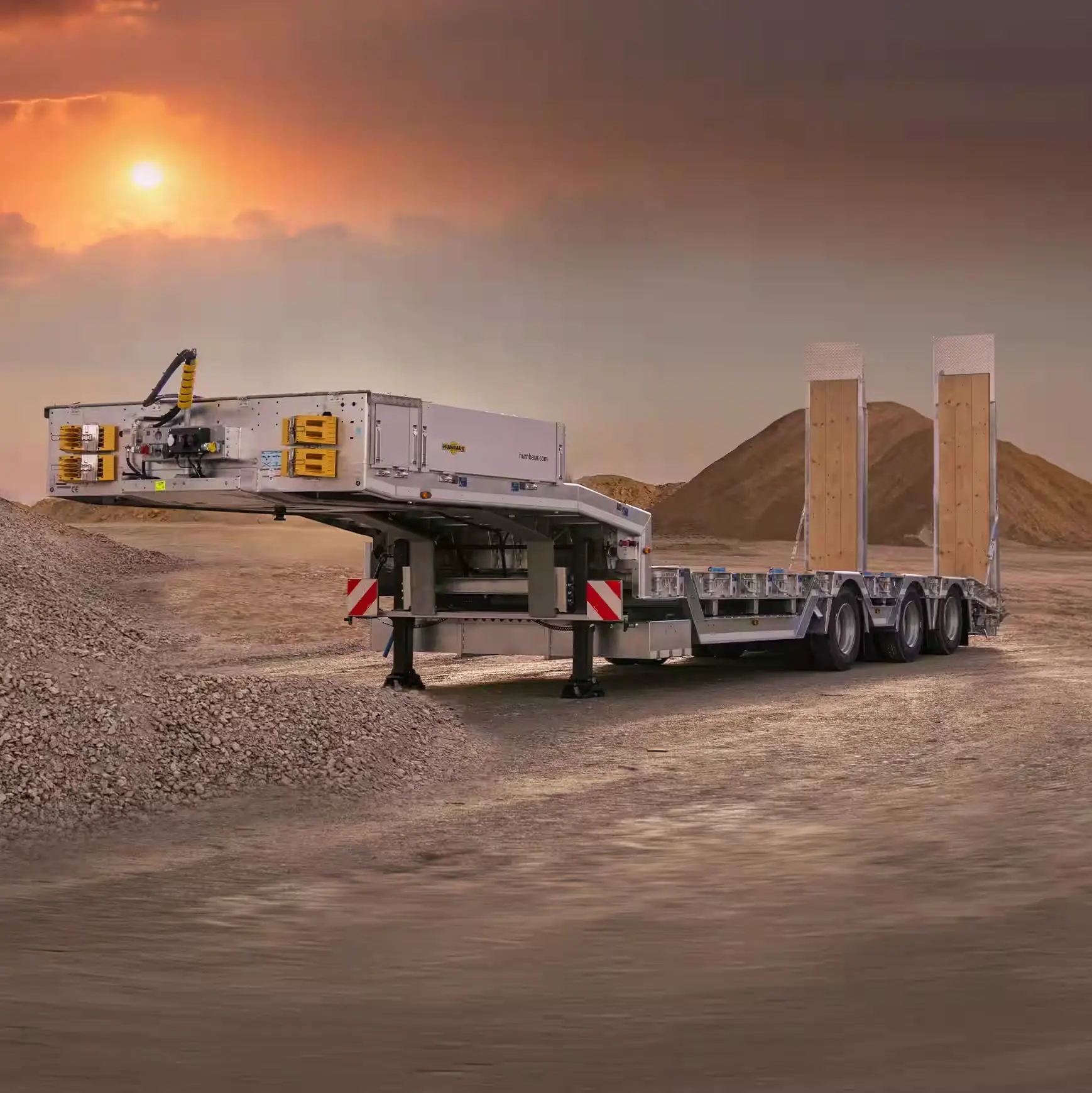 Semirimorchio a pianale ribassato Humbaur serie HTS con telaio in acciaio a grana fine zincato a caldo, configurazione a 5 assi per carichi fino a 60 tonnellate e rampe di carico assistite.
