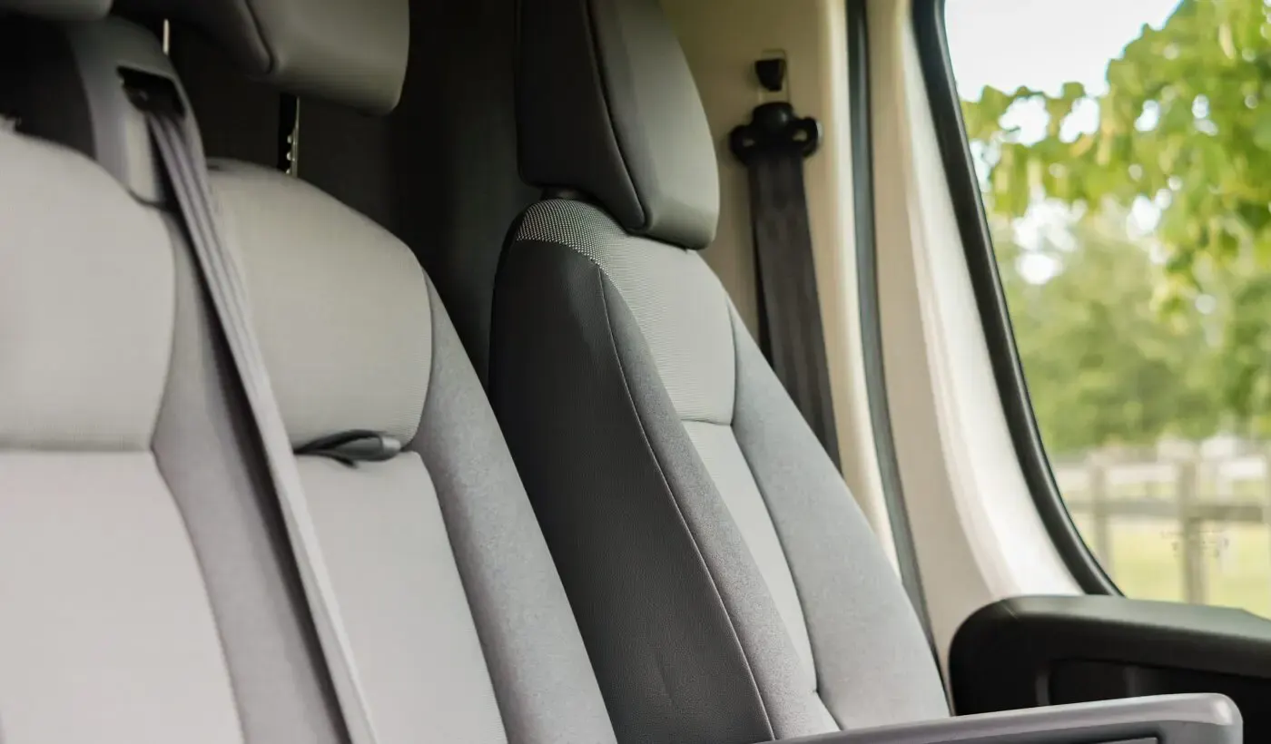 Interni della cabina del van cavalli AKX Master 2H.