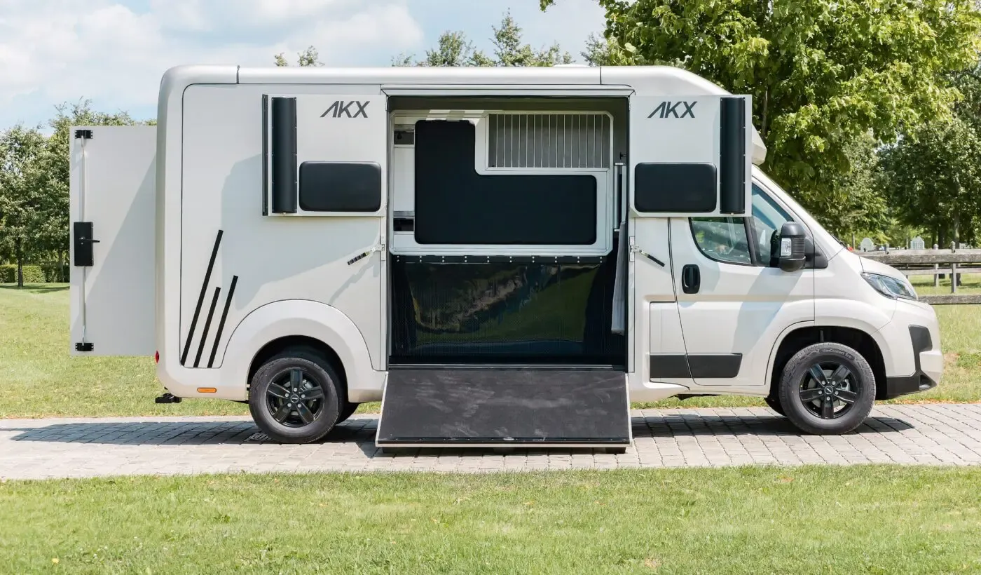 Rampa laterale agevolata con rivestimento antiscivolo per carico cavalli Van AKX