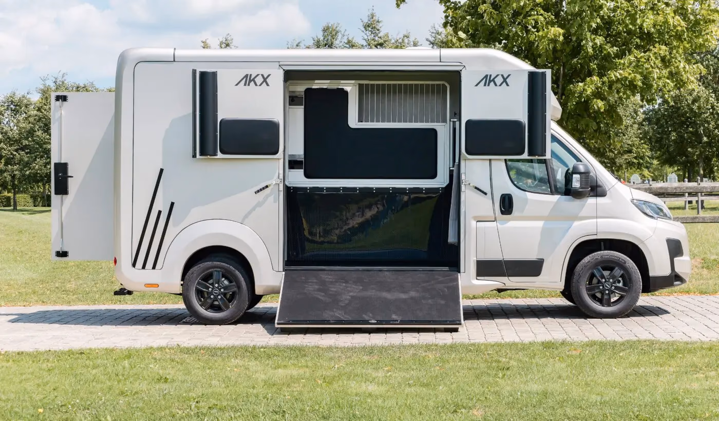 Van per cavalli AKX visto durante un tragitto: sotto i 3.500 kg circola come una normale autovettura